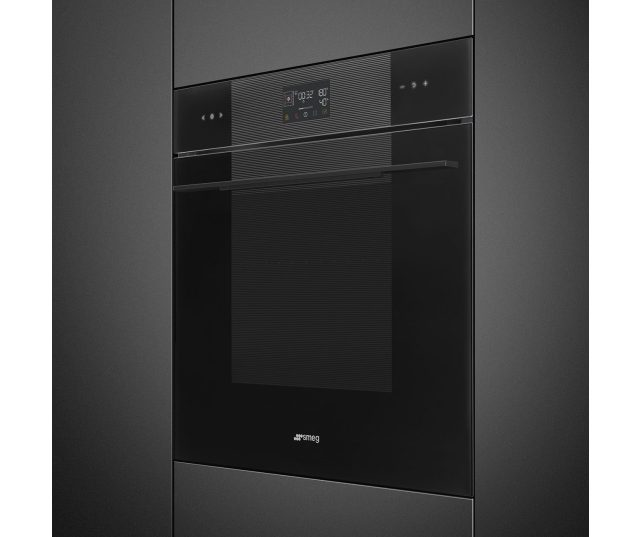 Smeg SOP6102S2PB3 combi-stoomoven schuin vooraanzicht gesloten zwarte deur met displaypaneel
