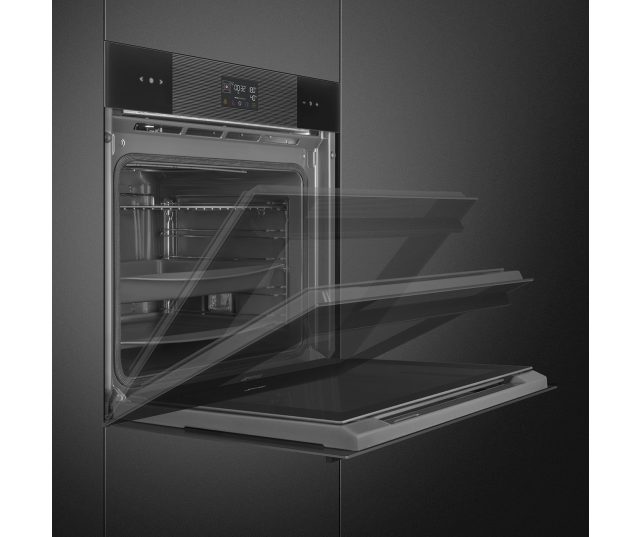 Smeg SOP6102S2PB3 combi-stoomoven geopende deur met waterdampcirculator en bedieningselementen zichtbaar
