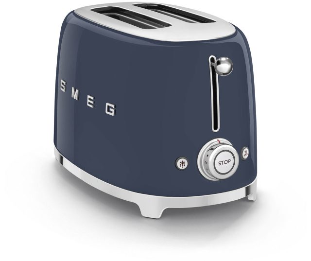 Smeg TSF01NBEU broodrooster zijkant met branding en metalen knopelement