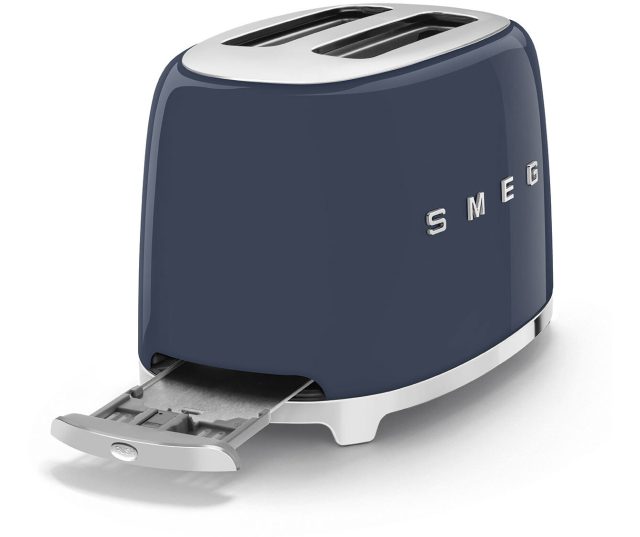 Smeg TSF01NBEU broodrooster onderkant met uitgetrokken kruimeltray en voetjes