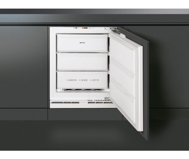 De Smeg VR115P onderbouw vriezer heeft een inhoud van 115 liter, verdeeld over drie laden