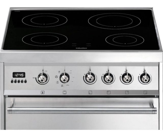Het strakke design van de Smeg C6IMX8 fornuis zorgt ervoor dat combinatie in vrijwel iedere keuken mogelijk is.