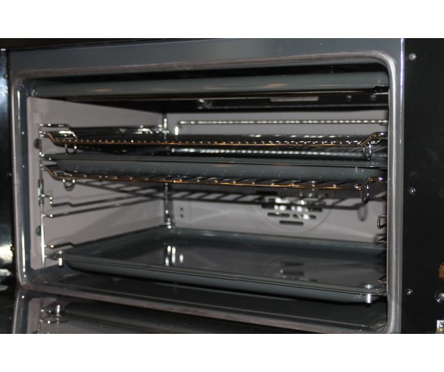 Foto van de binnenzijde van de oven van de Smeg CS19NLN7