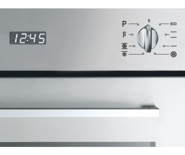 De Smeg SFP485X is eenvoudig in te stellen met een draaiknop voor de verschillende programma functies