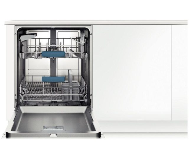 Foto van de binnenzijde van de BOSCH inbouw vaatwasser SMI54M05EU met volledig rvs kuip