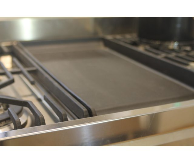 De gietijzeren bakplaat op de Steel G9F4T is fantastische om op te koken