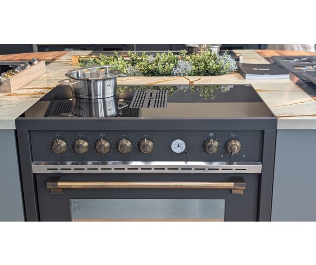 Foto van het zwarte model met bronsen knoppen