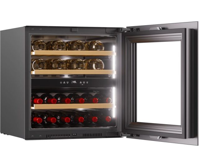 Stoves ST448360 wijnkast met geopende glazen deur, interieur met twee wijnglazenrekken en twee fleskakken zichtbaar