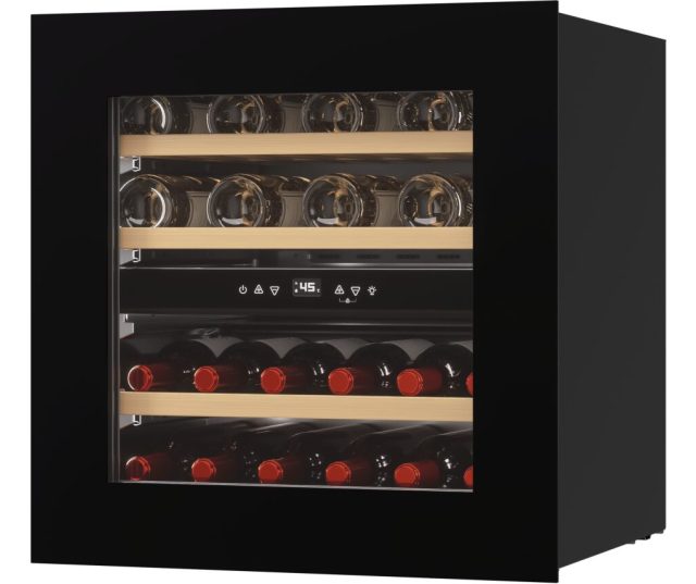 Stoves ST448360 wijnkast inbouwsituatie in keukenkast, interieur met wijnglazen- en fleskakken met rode bedieningsknopen
