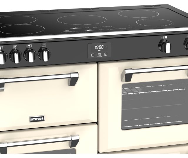 Het Stoves RICHMOND S1100 EI deluxe creme inductie fornuis beschikt over een programmeerbare klok