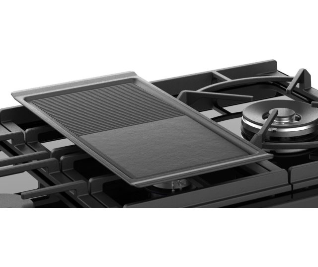 De grillplaat op het Stoves Sterling S1100 DF rvs fornuis is op meerdere branders te leggen