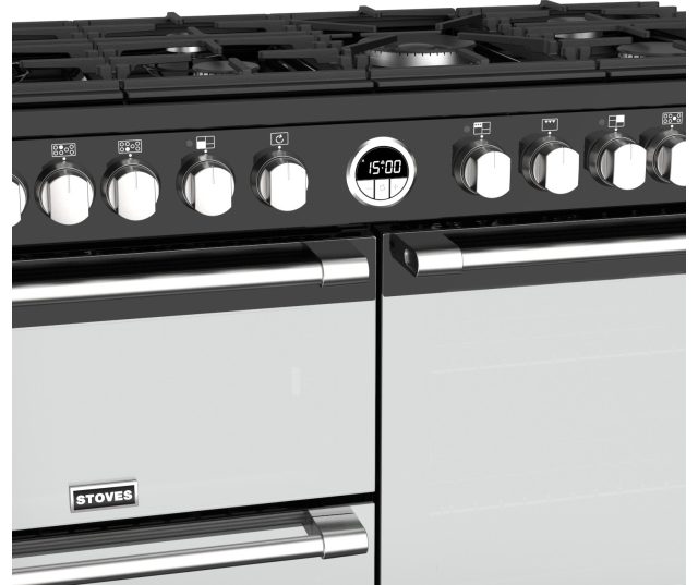 De bediening van zowel de kookplaat als de ovens bevindt zich bovenop het Stoves Sterling S1100 DF Deluxe zwart fornuis