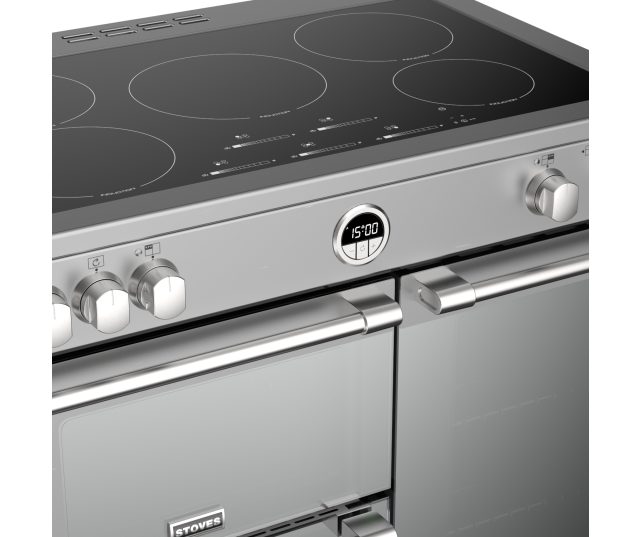 Het Stoves Sterling S900 EI Deluxe rvs inductie fornuis heeft vijf inductiezones