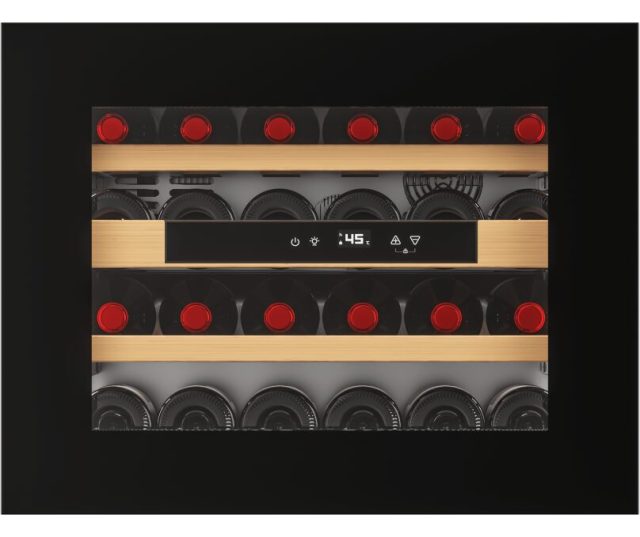 Stoves ST446345 wijnklimaatkast vooraanzicht met geopende glazen deur, vier laden met rode capsulehouders en bedieningspaneel