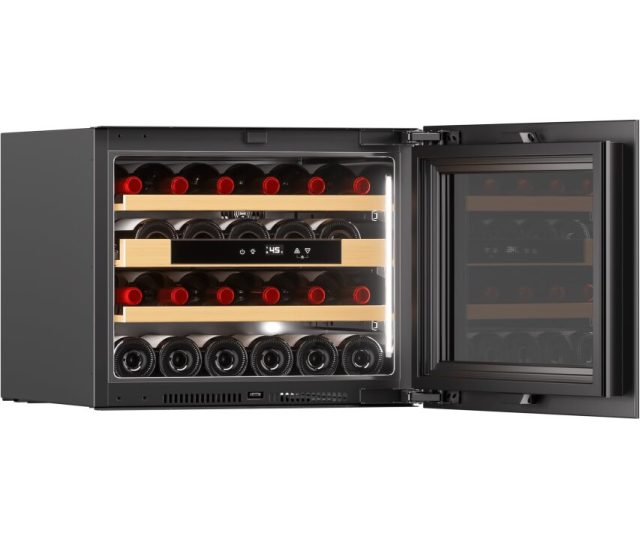 Stoves ST446345 wijnklimaatkast zijaanzicht geopend, interieur met zes rijen wijnflessen in houten laden en glazen zijpaneel