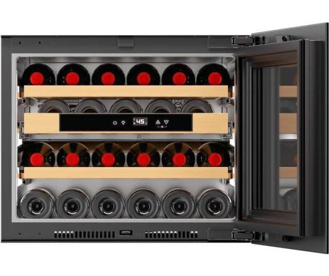 Stoves ST446345 wijnklimaatkast perspectief geopend, volledige inhoud zichtbaar met vier laden, houten schappen en geïntegreerde klimaatregeling