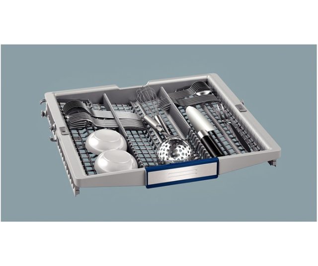 De SIEMENS vaatwasser SX69M090NL beschikt over een VarioLade (besteklade) bovenin de vaatwasesr