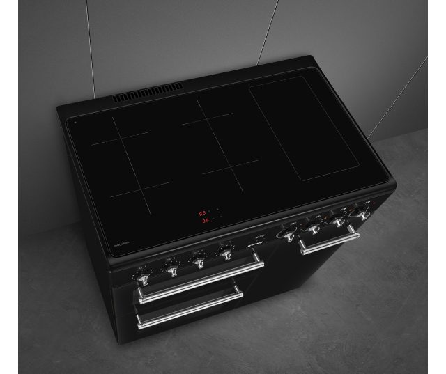 SMEG CX93IMBL zwarte inductiekookplaat met strak, klassiek design en glanzende afwerking