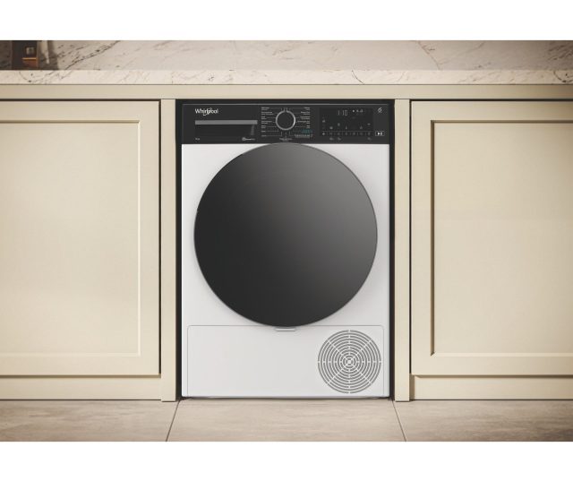 Whirlpool C WD 106M WBS BE droger ingebouwd tussen keukenkastjes met gesloten deur