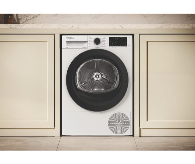 Whirlpool C WD1 84M WBS warmtepompdroogkast ingebouwd tussen keukenkastjes frontaanzicht