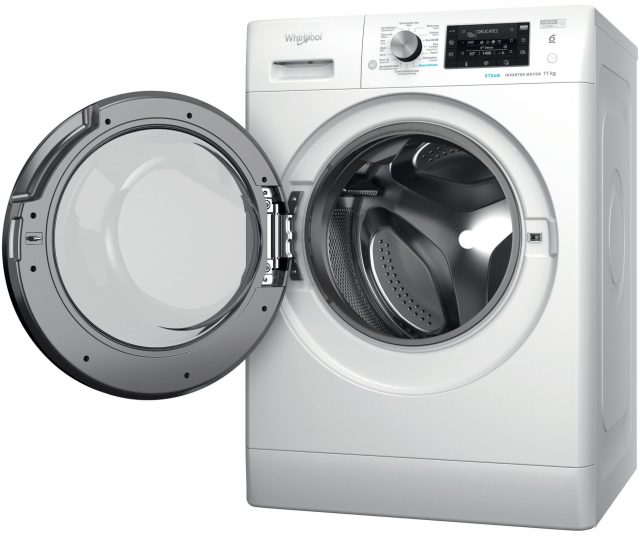 Whirlpool wasmachine schuin aanzicht met geopende deur en zichtbare trommelbinnenkant