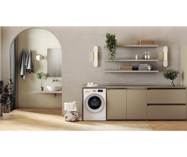 Whirlpool was/droogcombinatie ingebouwd in moderne badkamer met houten kasten en plantendecoratie