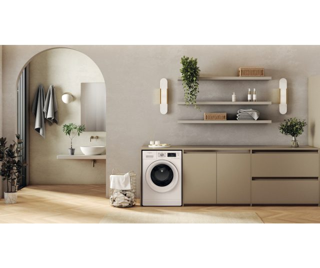 Whirlpool was-droogcombinatie in badkamerinterieur naast wastafel en kasten