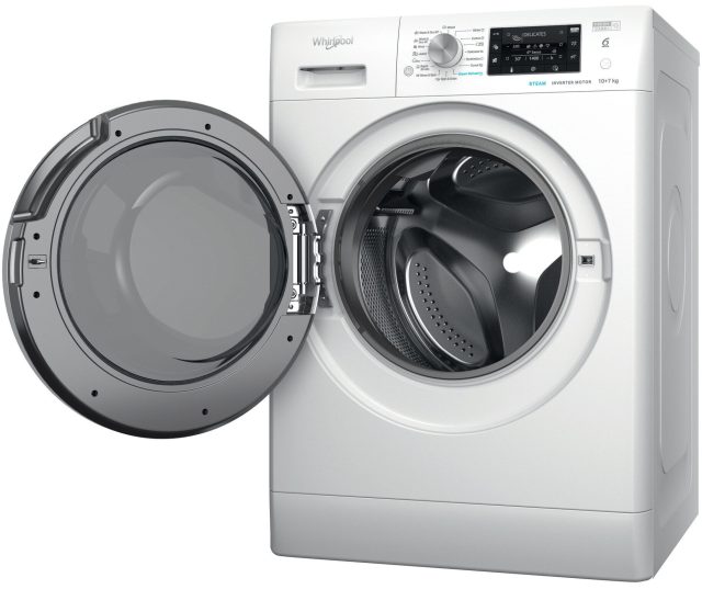 Whirlpool FFWDD 1076258 SV EE wasdroger met deur wijd open en zichtbare trommel en draaiwerk vanuit zijhoek