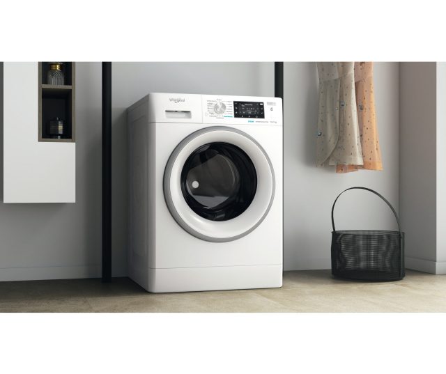 Whirlpool FFWDD 1076258 SV EE wasdroger in huiselijke omgeving met open deur