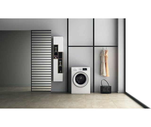 Whirlpool FFWDD 1076258 SV EE wasdroger in modern interieur met accessoires en wasgoed in ruimte