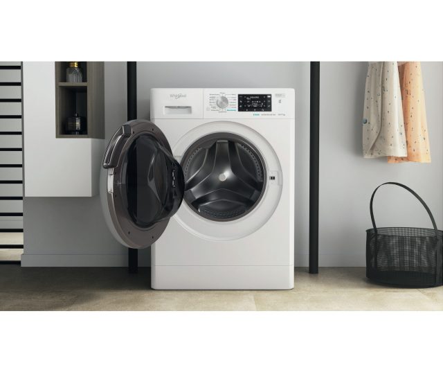 Whirlpool FFWDD 1076258 SV EE wasdroger met geopende deur en zichtbare trommel in woonkamer