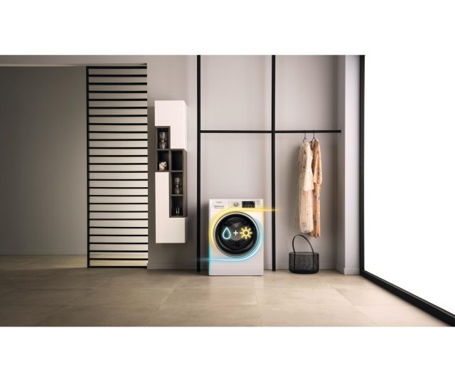 Whirlpool FFWDD 1076258 SV EE wasdroger in glamoureuze ruimte met verlichte trommel en moderne inrichting