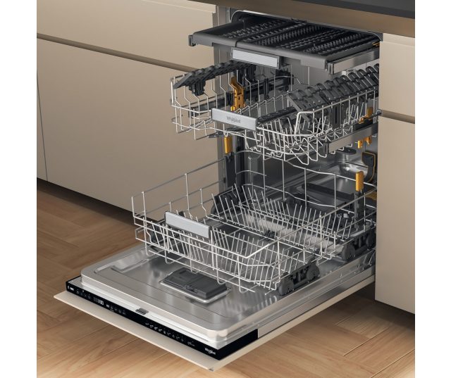 Whirlpool W7I HP40 LSC vaatwasser met volledig uitgeschoven laden en manden