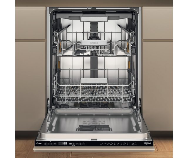 Whirlpool W7I HP40 LSC vaatwasser frontaanzicht met gesloten deur in keukensetting