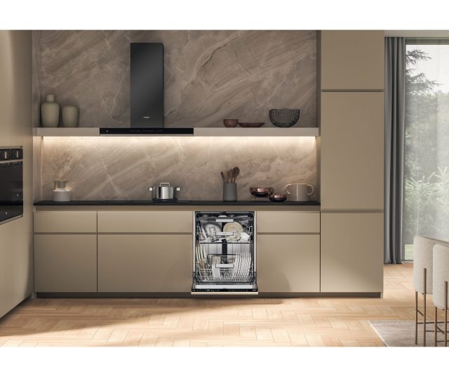 Whirlpool W7I HP40 LSC vaatwasser ingebouwd in moderne keuken met keukenkasten