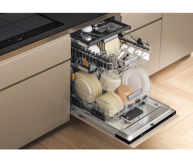 Whirlpool W7I HP40 LSC vaatwasser met volledig opengetrokken laden en vol geplaatste serviesgoed