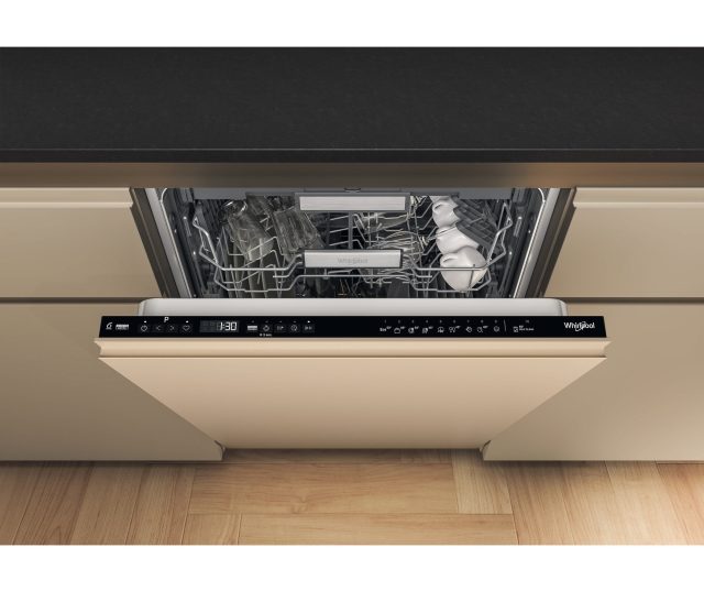 Whirlpool W7I HP40 LSC vaatwasser bovenaanzicht met gesloten deur in keuken