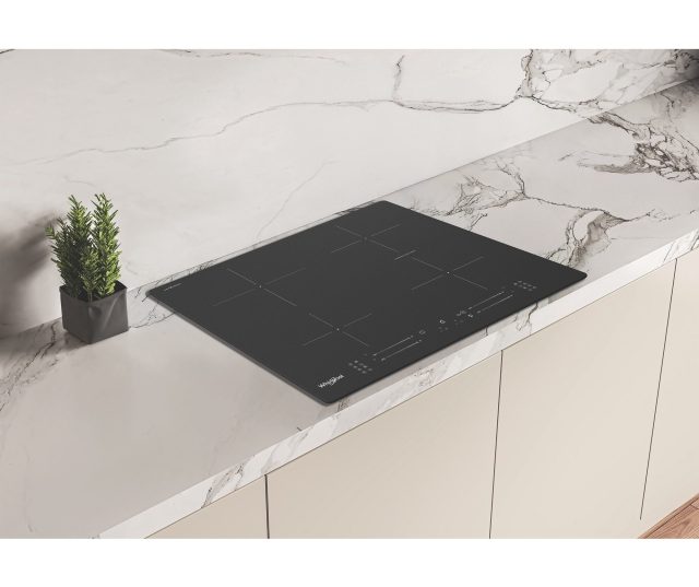 Whirlpool WB S2560 NE BM ingebouwd in witte marmeren keukenblad met plant decoratie