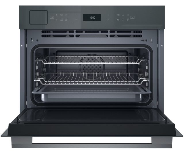 Whirlpool WCT7A9PHTSSG combi-stoomoven met magnetron, geopende deur met zichtbaar interieur en rooster