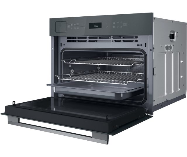 Whirlpool WCT7A9PHTSSG combi-stoomoven met magnetron in perspectief, geopende deur met twee roosters zichtbaar