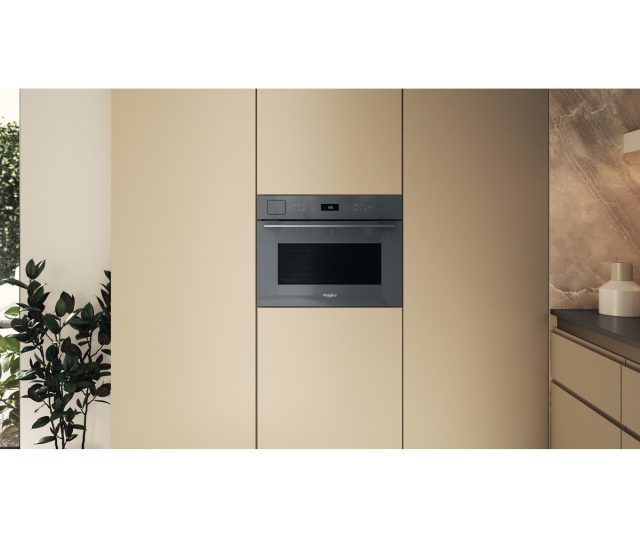 Whirlpool WCT7A9PHTSSG combi-stoomoven met magnetron ingebouwd in moderne keuken tussen beige kastdeuren