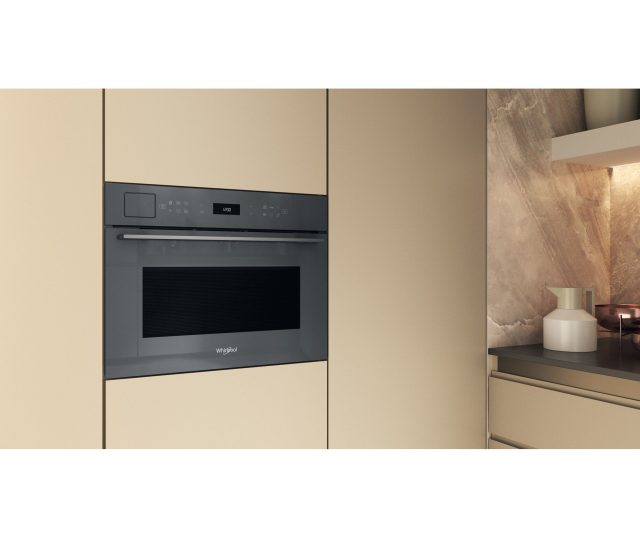 Whirlpool WCT7A9PHTSSG combi-stoomoven met magnetron close-up vooraanzicht in keukensetting