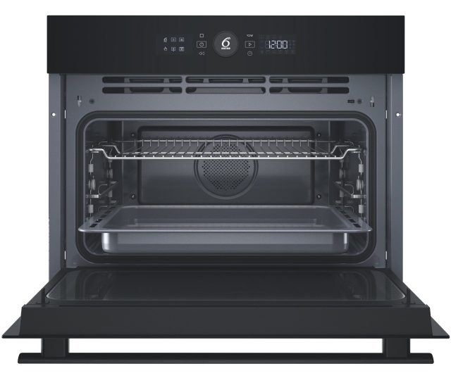 Whirlpool WCW46HMB oven geopend met rooster, verwarmingselement en interieur zichtbaar