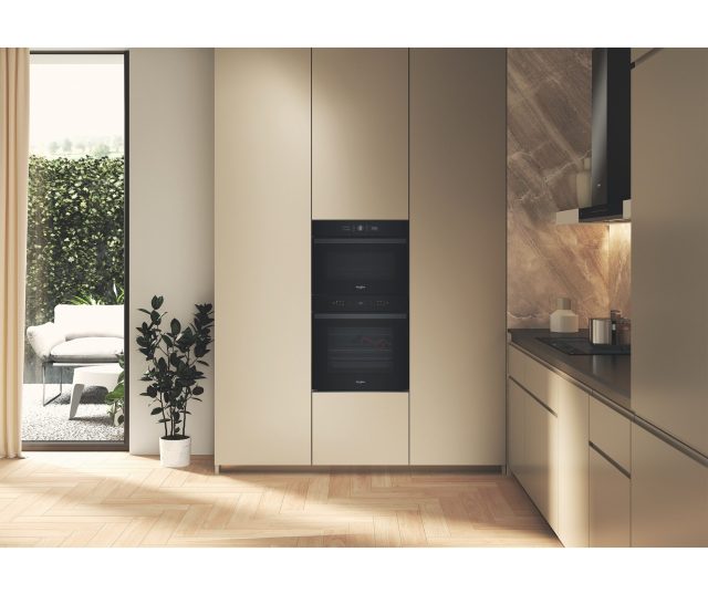 Whirlpool WCW46HMB geïnstalleerd in kastenwand tussen hoge kasten in moderne keuken