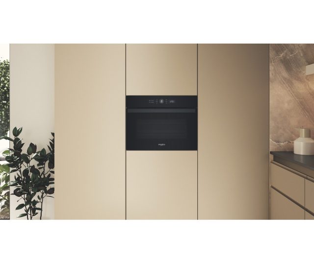Whirlpool WCW46HMB frontaanzicht in beige keukenkastopstelling