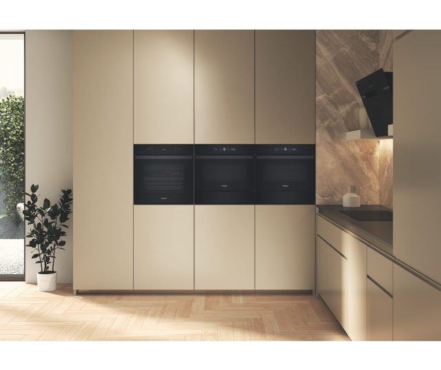 Whirlpool WCW46HMB detail ovenfront met bedieningspaneel en digitale klok