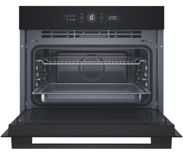 Whirlpool WCW56HMB oven met magnetron, geopende deur met rooster, schappen en interieur zichtbaar