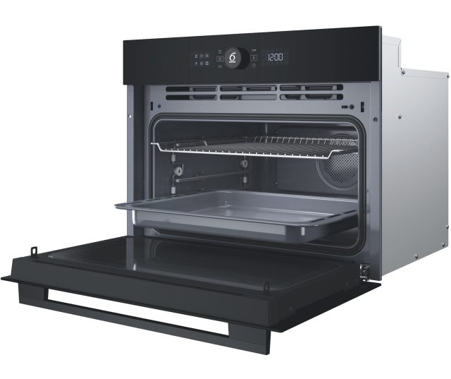 Whirlpool WCW56HMB oven met magnetron, schuiflade uitgetrokken met bakplaat en oven in inbouwsituatie