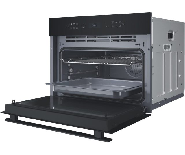 Whirlpool WCW76HTB magnetron combi, zij-perspectief inbouwpositie met geopende deur en aansluiting zichtbaar