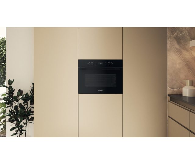 Whirlpool WCW7O7HTSB magnetron-oven inbouwsituatie in beige keuken